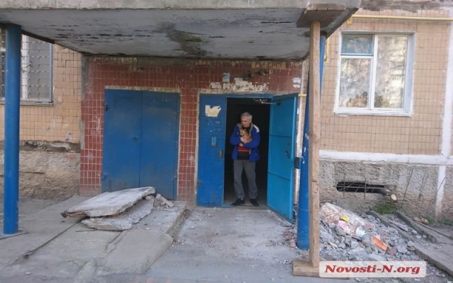 Обрушилась стена и перегородила вход в подъезд жилого дома Фото № 6 Обрушилась стена и перегородила вход в подъезд жилого дома Фото № 6