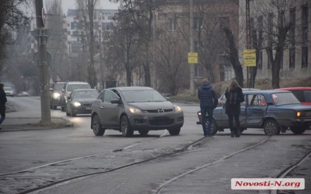 Не захотел пропустить: на Чигрина произошла авария с участием двух автомобилей Фото № 3 Не захотел пропустить: на Чигрина произошла авария с участием двух автомобилей Фото № 3