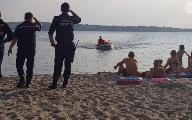 На пляже Намыв две девушки решили поплавать на пляже и рассчитали свои силы Фото № 4 На пляже Намыв две девушки решили поплавать на пляже и рассчитали свои силы Фото № 4