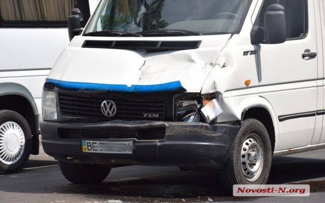 Из-за аварии на Никольской образовались автопробки Фото № 1 Из-за аварии на Никольской образовались автопробки Фото № 1