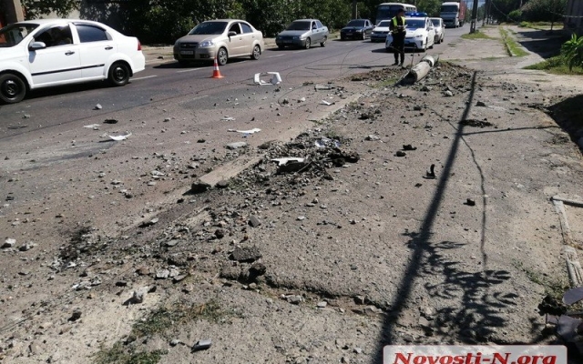 В Николаеве на Одесском шоссе грузовик врезался в столб линии электропередач Фото № 6 В Николаеве на Одесском шоссе грузовик врезался в столб линии электропередач Фото № 6