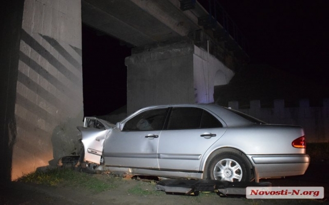 Авария на выезде из Николаева: автомобиль врезался в опору железнодорожного моста, есть пострадавшие Фото № 3 Авария на выезде из Николаева: автомобиль врезался в опору железнодорожного моста, есть пострадавшие Фото № 3