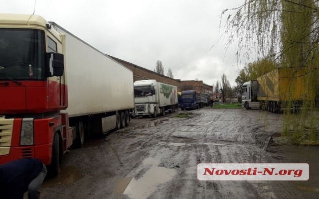Улица Новозаводская после дождя снова стала непроездной, фуры проваливаются в ямы Фото № 0 Улица Новозаводская после дождя снова стала непроездной, фуры проваливаются в ямы Фото № 0