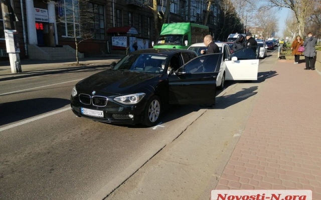 На Центральном проспекте столкнулись три автомобиля, образовалась большая пробка Фото № 5 На Центральном проспекте столкнулись три автомобиля, образовалась большая пробка Фото № 5