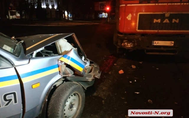 На проспекте Мира грузовик в служебный автомобиль полиции Фото № 7 На проспекте Мира грузовик в служебный автомобиль полиции Фото № 7