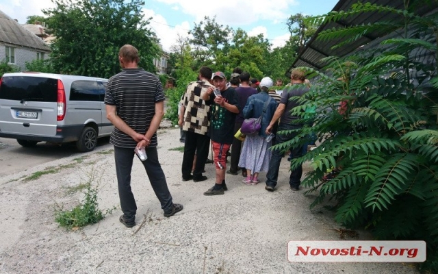 Каждую субботу на Центральном проспекте волонтеры кормят бездомных граждан Фото № 4 Каждую субботу на Центральном проспекте волонтеры кормят бездомных граждан Фото № 4