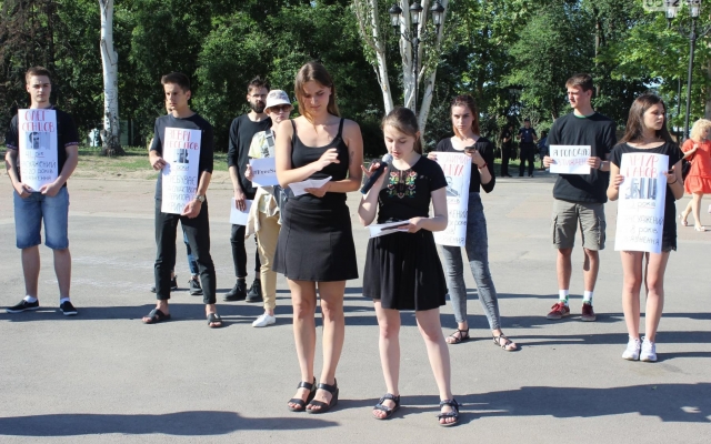 На Соборной площади прошла акция в поддержку украинского режиссера Олега Сенцова, участники объявили однодневную голодовку Фото № 2 На Соборной площади прошла акция в поддержку украинского режиссера Олега Сенцова, участники объявили однодневную голодовку Фото № 2