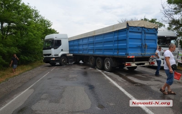 На трассе «Одесса-Николаев» произошла авария с участие трех машин, образовалась большая автомобильная пробка Фото № 1 На трассе «Одесса-Николаев» произошла авария с участие трех машин, образовалась большая автомобильная пробка Фото № 1