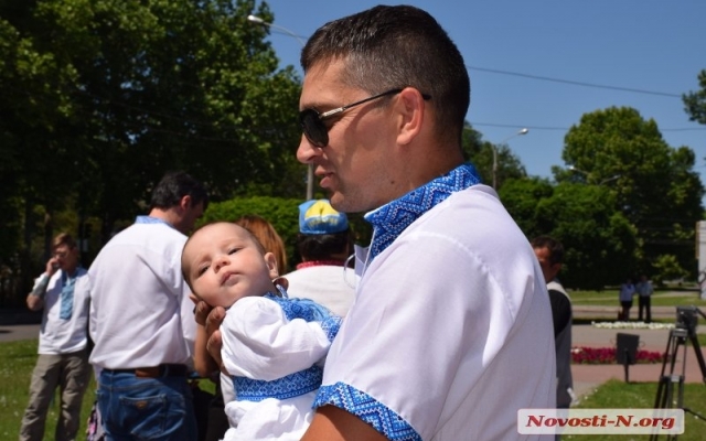 Жители Николаева прошли традиционным парадом по улицам нашего города Фото № 1 Жители Николаева прошли традиционным парадом по улицам нашего города Фото № 1