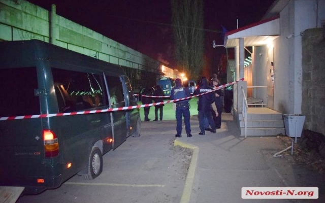 В Николаеве обыски в фирме «Конкорд-пласт»: неизвестная группа молодых людей в черной униформе избила сотрудников частной охраны Фото № 0 В Николаеве обыски в фирме «Конкорд-пласт»: неизвестная группа молодых людей в черной униформе избила сотрудников частной охраны Фото № 0