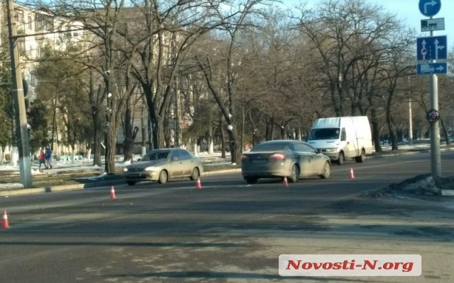 Автомобиль с еврономерами протаранил две машины и скрылся с места происшествия Фото № 1 Автомобиль с еврономерами протаранил две машины и скрылся с места происшествия Фото № 1