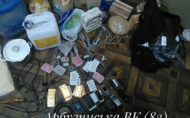 В колониях и СИЗО Николаевской области провели обыски, обнаружили холодное оружие, мобильные телефоны и бражку Фото № 2 В колониях и СИЗО Николаевской области провели обыски, обнаружили холодное оружие, мобильные телефоны и бражку Фото № 2