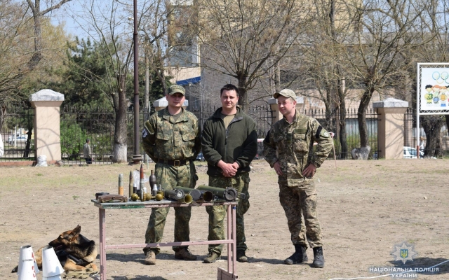 Николаевские полицейские в День гражданской защиты провели для школьников показательные мероприятия Фото № 9 Николаевские полицейские в День гражданской защиты провели для школьников показательные мероприятия Фото № 9