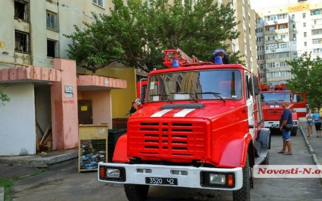 На Лазурной в одном из многоэтажных жилых домов загорелся мусоропровод Фото № 6 На Лазурной в одном из многоэтажных жилых домов загорелся мусоропровод Фото № 6