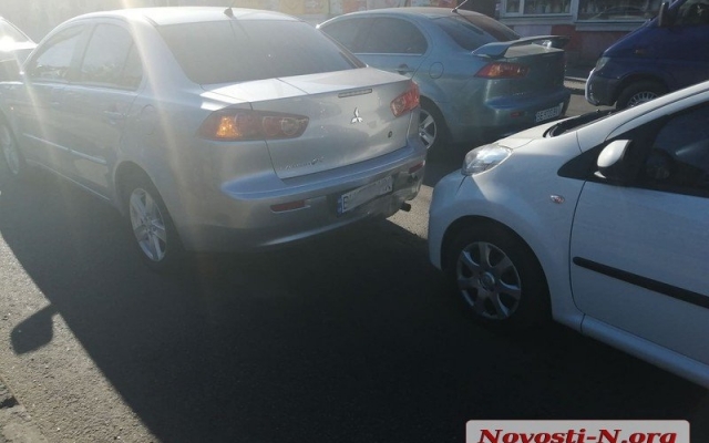 В районе Центрального рынка авария с участием трех машин, образовалась автопробка Фото № 4 В районе Центрального рынка авария с участием трех машин, образовалась автопробка Фото № 4