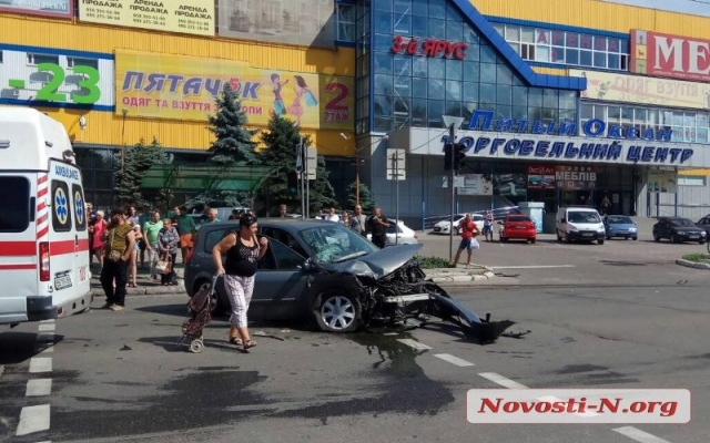 На Космонавтов не поделили перекресток два автомобиля, есть пострадавшие Фото № 5 На Космонавтов не поделили перекресток два автомобиля, есть пострадавшие Фото № 5
