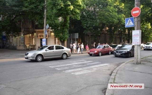Движение на Большой Морской заблокировано: два дорожных инцидента с участием трех машин и троллейбуса Фото № 1 Движение на Большой Морской заблокировано: два дорожных инцидента с участием трех машин и троллейбуса Фото № 1