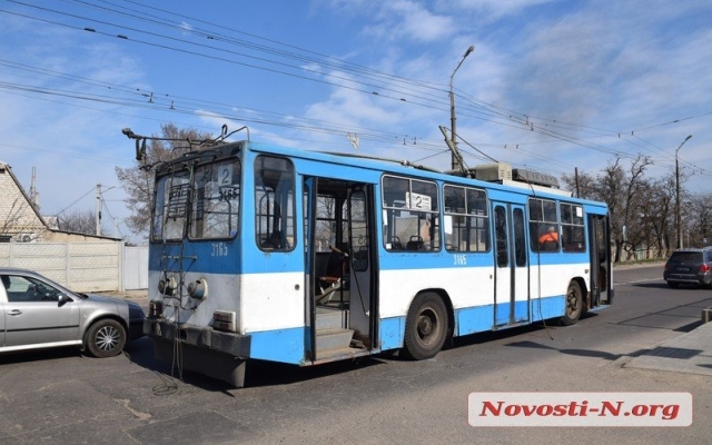 В Николаеве отвалившая от троллейбуса штанга токоприемника упала на автомобиль Peugeot Фото № 2 В Николаеве отвалившая от троллейбуса штанга токоприемника упала на автомобиль Peugeot Фото № 2