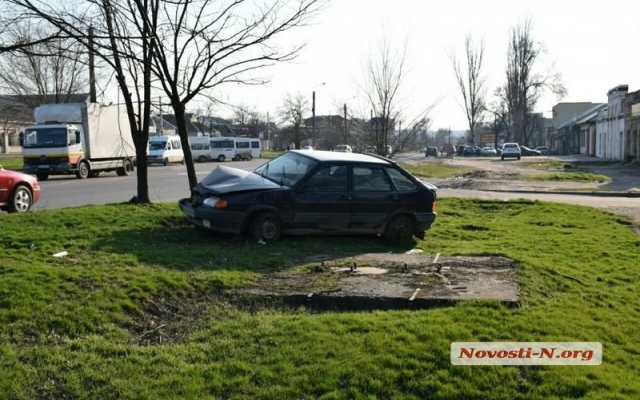 Автомобиль вылетел на встречную полосу и врезался в придорожное дерево Фото № 2 Автомобиль вылетел на встречную полосу и врезался в придорожное дерево Фото № 2