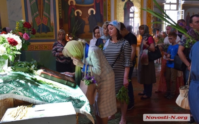 Православные Николаева сегодня отмечают день Святой Троицы Фото № 4 Православные Николаева сегодня отмечают день Святой Троицы Фото № 4