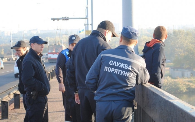 Спасатели пришли на помощь: молодой мужчина пытался спрыгнуть с Ингульского моста Фото № 0 Спасатели пришли на помощь: молодой мужчина пытался спрыгнуть с Ингульского моста Фото № 0