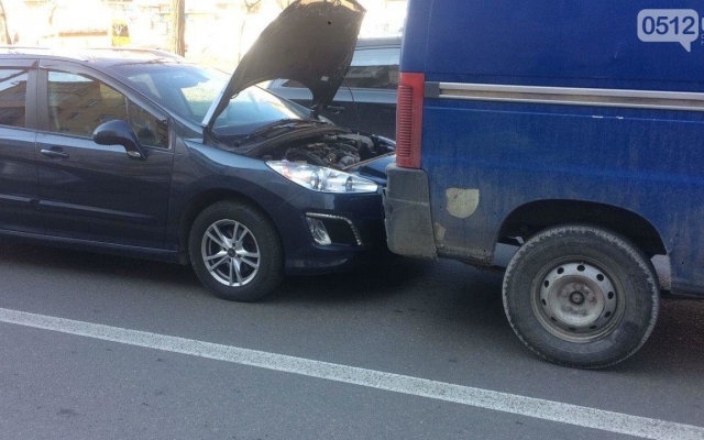 На Центральном проспекте не разминулись автомобиль и микроавтобус, образовалась пробка Фото № 0 На Центральном проспекте не разминулись автомобиль и микроавтобус, образовалась пробка Фото № 0