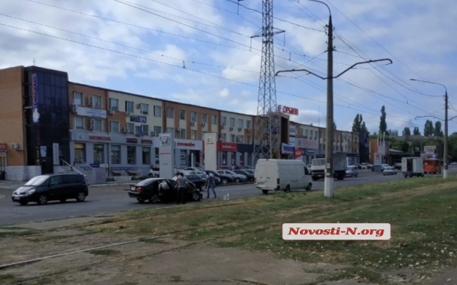 На Космонавтов автомобиль врезался в припаркованный микроавтобус Фото № 2 На Космонавтов автомобиль врезался в припаркованный микроавтобус Фото № 2