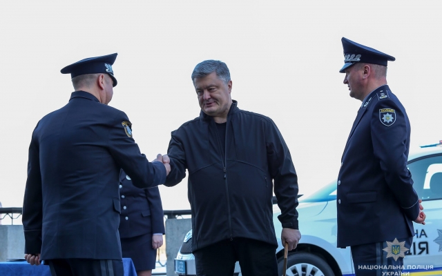 Президент Украины Петр Порошенко вручил николаевским полицейским сертификат и новый катер Фото № 7 Президент Украины Петр Порошенко вручил николаевским полицейским сертификат и новый катер Фото № 7