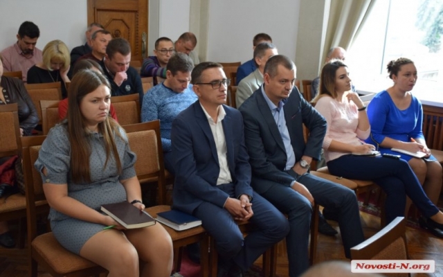 В Николаевском горсовете обсудили вчерашний инцидент – активисты высыпали мусор у входа в администрацию Ингульского района Фото № 4 В Николаевском горсовете обсудили вчерашний инцидент – активисты высыпали мусор у входа в администрацию Ингульского района Фото № 4