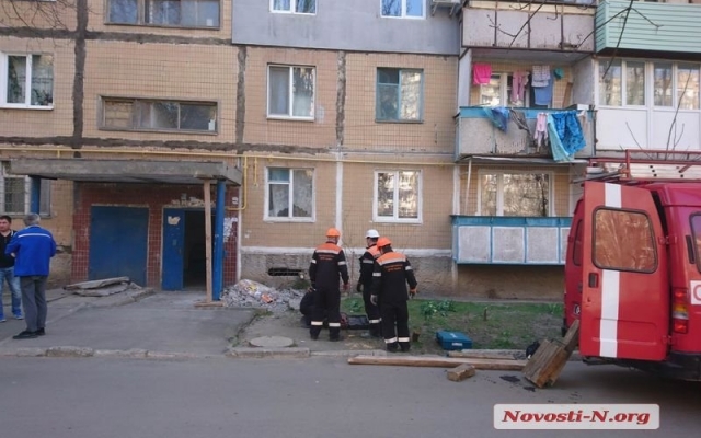 Обрушилась стена и перегородила вход в подъезд жилого дома Фото № 2 Обрушилась стена и перегородила вход в подъезд жилого дома Фото № 2