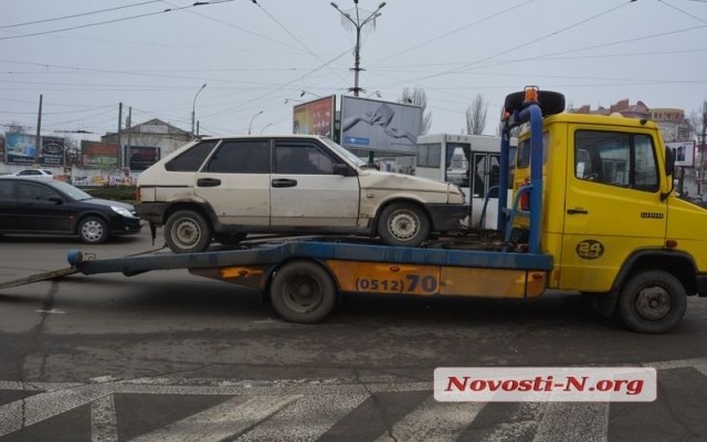 На Пушкинском кольце не смогли разминуться два автомобиля Фото № 0 На Пушкинском кольце не смогли разминуться два автомобиля Фото № 0