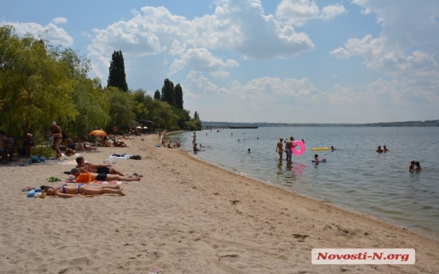 Несмотря на запрет николаевцы отдыхают и купаются на пляжах города Фото № 20 Несмотря на запрет николаевцы отдыхают и купаются на пляжах города Фото № 20
