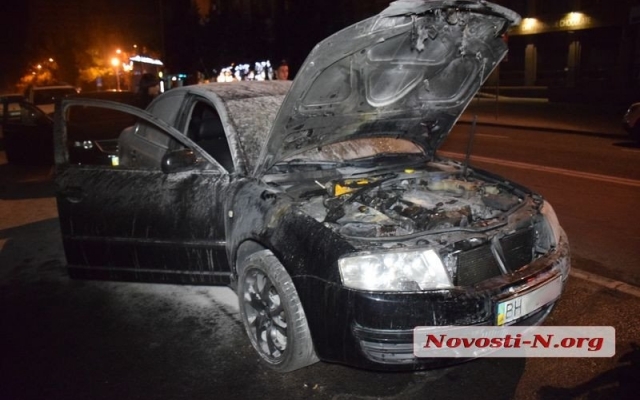 Рядом с Николаевским горисполкомом загорелся автомобиль Фото № 2 Рядом с Николаевским горисполкомом загорелся автомобиль Фото № 2