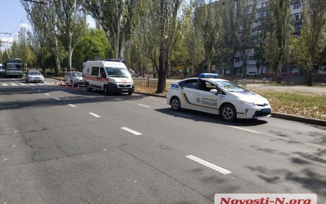 На Центральном проспекте автомобиль сбил женщину на пешеходном переходе Фото № 3 На Центральном проспекте автомобиль сбил женщину на пешеходном переходе Фото № 3