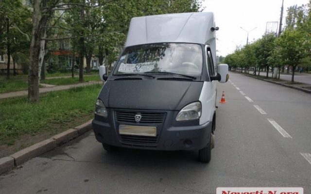 На проспекте Корабелов во время торможения маршрутки травмировалась пассажирка Фото № 1 На проспекте Корабелов во время торможения маршрутки травмировалась пассажирка Фото № 1
