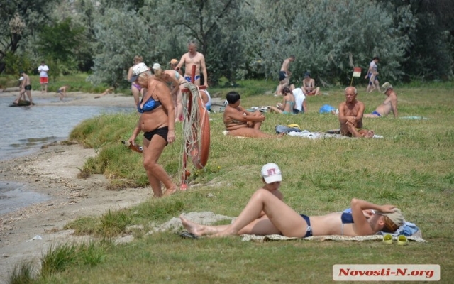Несмотря на запрет николаевцы отдыхают и купаются на пляжах города Фото № 2 Несмотря на запрет николаевцы отдыхают и купаются на пляжах города Фото № 2