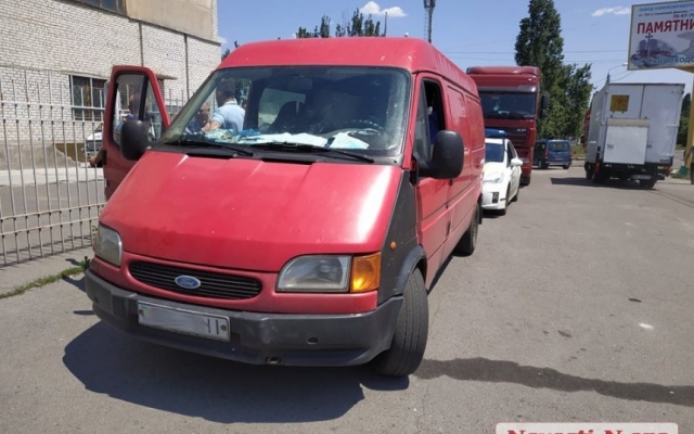 На Кузнечной микроавтобус, двигаясь задним ходом, сбил пожилую женщину Фото № 5 На Кузнечной микроавтобус, двигаясь задним ходом, сбил пожилую женщину Фото № 5