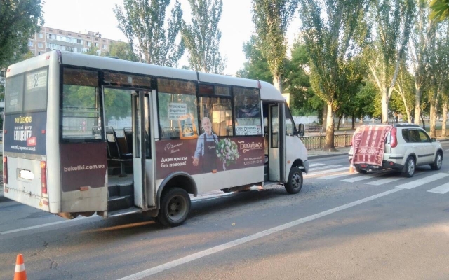 На Центральном проспекте маршрутка врезалась в автомобиль, есть пострадавшие Фото № 1 На Центральном проспекте маршрутка врезалась в автомобиль, есть пострадавшие Фото № 1