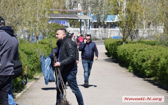 Николаевская молодежь высадили деревья в парке «Лески» Фото № 16 Николаевская молодежь высадили деревья в парке «Лески» Фото № 16