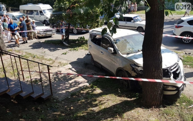 Жуткая авария на Пушкинской: автомобиль вылетела на женщину с ребенком, иномарка врезалась в дерево Фото № 4 Жуткая авария на Пушкинской: автомобиль вылетела на женщину с ребенком, иномарка врезалась в дерево Фото № 4