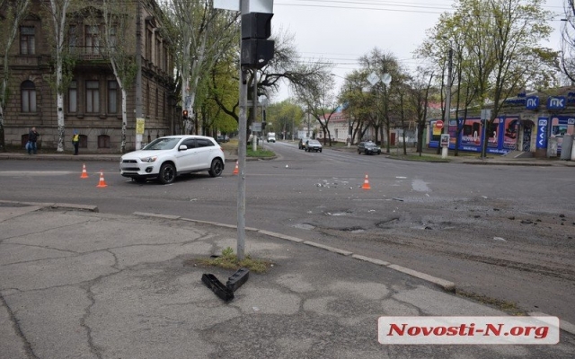 На Пушкинской столкнулись два автомобиля, образовалась пробка Фото № 6 На Пушкинской столкнулись два автомобиля, образовалась пробка Фото № 6