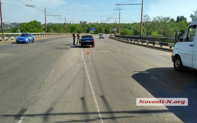 На Ингульском мосту у автомобиля отвалилось колесо, ударилось в иномарку и улетело в реку Фото № 1 На Ингульском мосту у автомобиля отвалилось колесо, ударилось в иномарку и улетело в реку Фото № 1