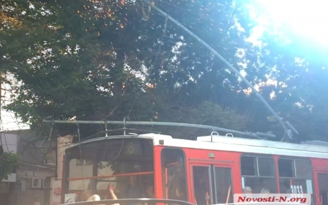 Движение на Большой Морской заблокировано: два дорожных инцидента с участием трех машин и троллейбуса Фото № 4 Движение на Большой Морской заблокировано: два дорожных инцидента с участием трех машин и троллейбуса Фото № 4