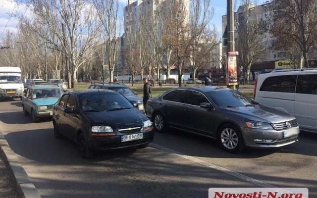 На Центральном проспекте столкнулись два автомобиля, образовалась большая пробка Фото № 2 На Центральном проспекте столкнулись два автомобиля, образовалась большая пробка Фото № 2