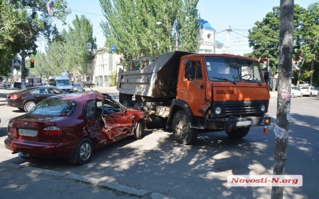 На Пушкинской самосвал врезался в иномарку, есть пострадавшие Фото № 3 На Пушкинской самосвал врезался в иномарку, есть пострадавшие Фото № 3