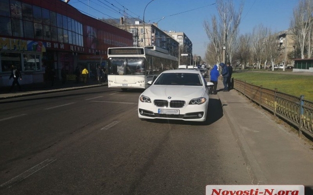 В районе Центрального рынка авария с участием трех машин, образовалась автопробка Фото № 3 В районе Центрального рынка авария с участием трех машин, образовалась автопробка Фото № 3