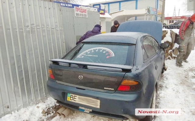 В результате столкновения один из участников аварии врезался в огромный пень Фото № 4 В результате столкновения один из участников аварии врезался в огромный пень Фото № 4