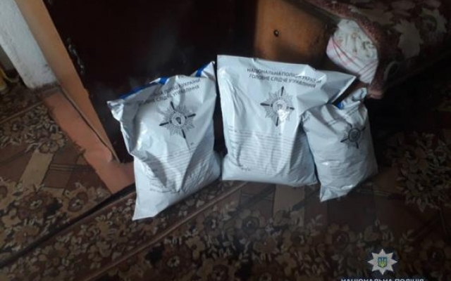 У жителя Баштанки обнаружили 4 килограмма наркозелья на общую сумму 100 тысяч гривен Фото № 2 У жителя Баштанки обнаружили 4 килограмма наркозелья на общую сумму 100 тысяч гривен Фото № 2