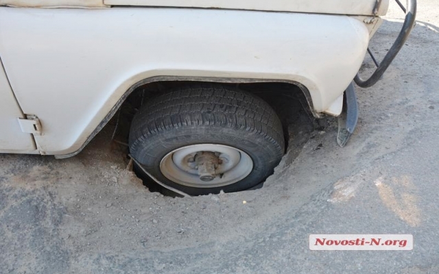 На Пушкинской автомобиль «УАЗ-3151» провалился в яму Фото № 2 На Пушкинской автомобиль «УАЗ-3151» провалился в яму Фото № 2