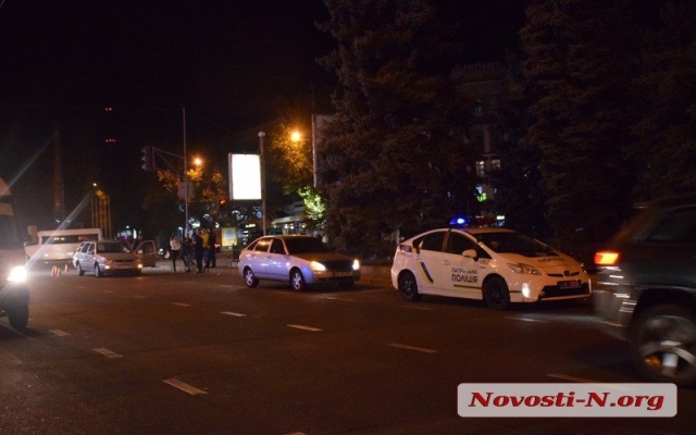 Автомобиль с молдавскими номерами сбил пешехода, перебегавшего на красный сигнал светофора Фото № 1 Автомобиль с молдавскими номерами сбил пешехода, перебегавшего на красный сигнал светофора Фото № 1